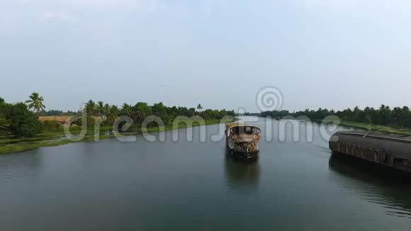 在印度喀拉拉邦的一条运河上空低飞视频的预览图