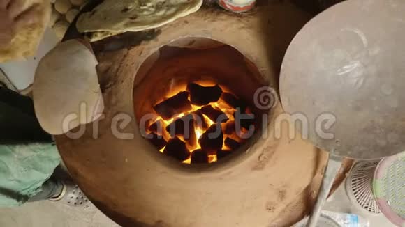 贝克在坦杜尔制作土耳其皮塔面包粘土烤箱烘焙过程视频的预览图