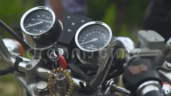 摩托车仪表盘上的转速表里程表和点火键关闭控制面板摩托车视频的预览图