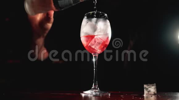 一个酒吧老板正在夜总会或酒吧做鸡尾酒100fps的慢速运动视频的预览图
