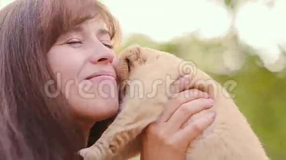 女人亲吻小狗视频的预览图