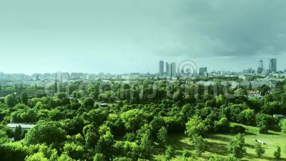 公园后面的华沙城市景观空中拍摄视频的预览图