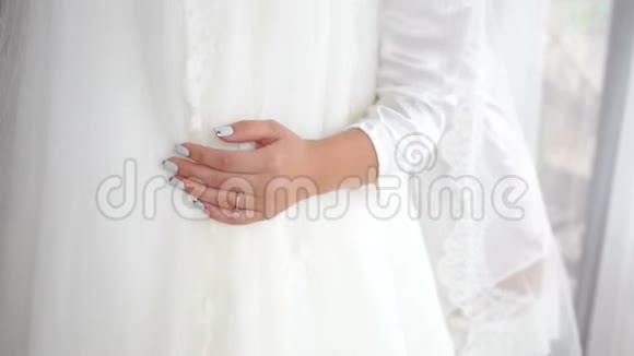 幸福的微笑美丽的新娘正在享受和拥抱她时尚的婚纱视频的预览图