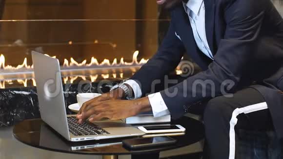 在办公室里从笔记本电脑上工作的黑人视频的预览图