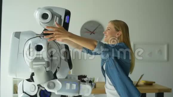 友好的机器人和年轻的女人拥抱在一起视频的预览图