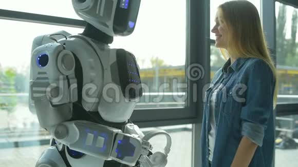 有趣的机器人和女孩跳舞视频的预览图
