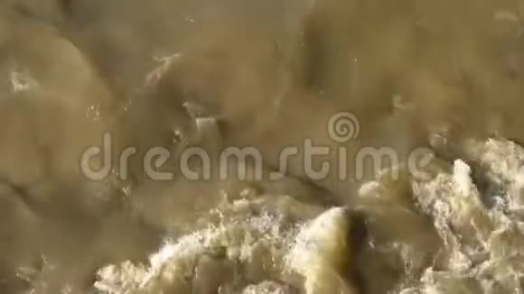 暴风雨过后肮脏的灰色河流视频的预览图