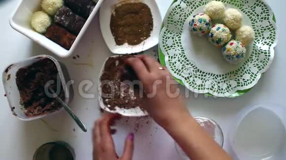 一个女人正在做土豆土豆他卷了一个蛋糕用可可卷起来视频的预览图