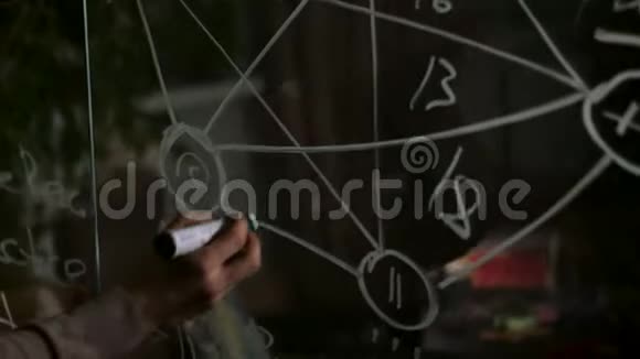 男手用白色记号笔书写在玻璃板上的编号和方案商业理念库存一个年轻人的手视频的预览图