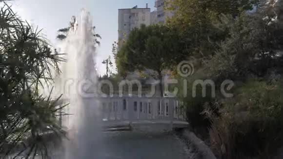 土耳其带喷泉和人行桥的度假村景观设计视频的预览图