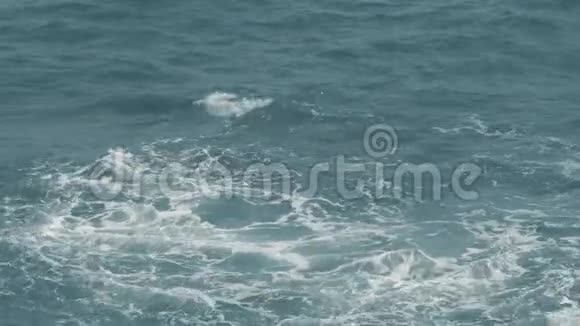 海浪飞溅的慢镜头视频的预览图