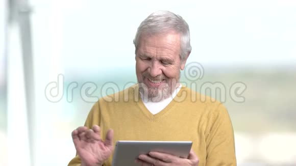 有趣的老人与个人电脑平板电脑视频的预览图