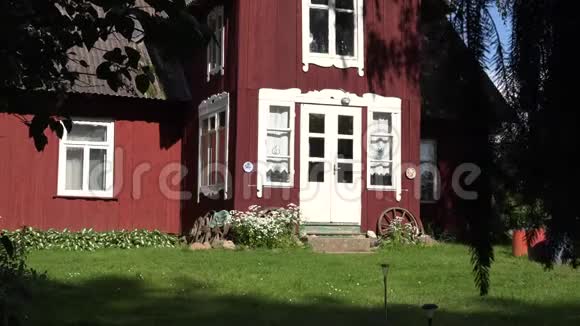 夏天树枝间的木制乡村住宅4K视频的预览图