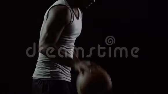 黑人篮球运动员打球比赛前积极训练视频的预览图