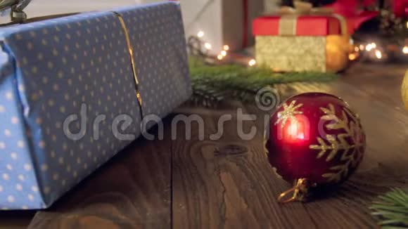 在木制背景下观看4k彩色彩蛋和圣诞礼物视频视频的预览图