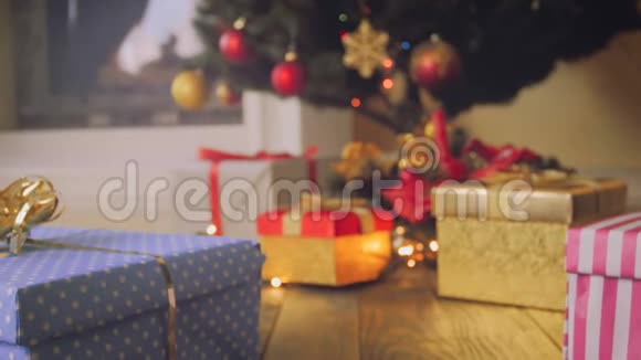 在圣诞树下的地板上特写彩色礼品和礼物的视频视频的预览图