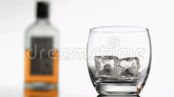 以超慢的速度喝苏格兰威士忌视频的预览图
