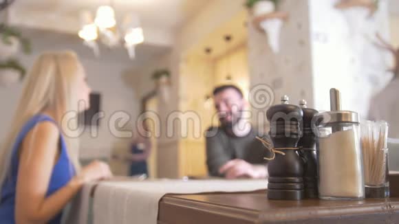 可爱的夫妇坐在咖啡馆里重点不突出视频的预览图