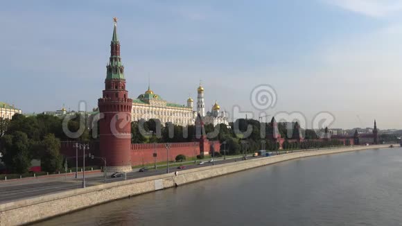 莫斯科克里姆林宫和克里姆林宫的堤岸景色阳光明媚的九月早晨莫斯科视频的预览图