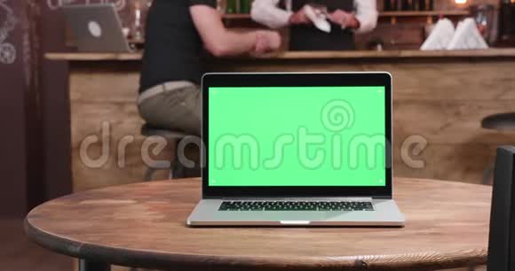 用绿色屏幕放大笔记本电脑的镜头视频的预览图