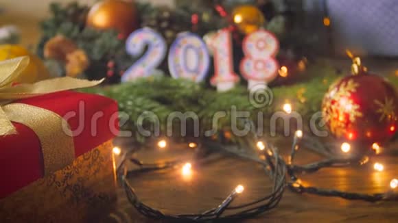特写4k镜头镜头慢慢移过装饰好的圣诞餐桌走向2018年新年蜡烛视频的预览图