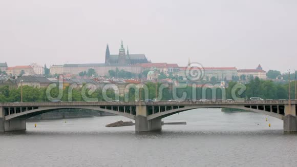 多云夏日布拉格全景汽车在桥上行驶视频的预览图