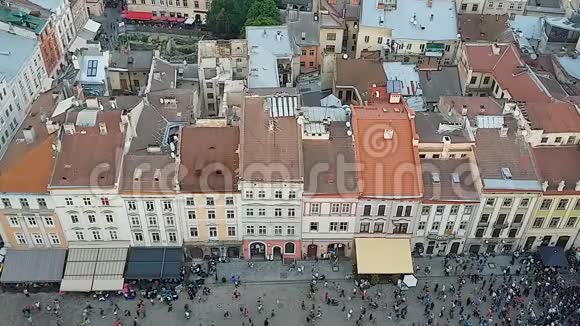 利沃夫狭窄的古城街道上游客和居民的繁忙交通视频的预览图