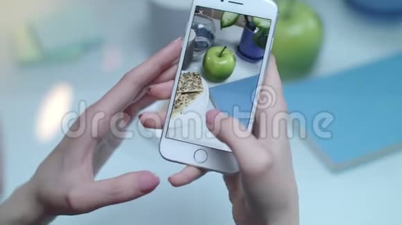 Instagram食品概念女性拍摄绿色苹果手机视频视频的预览图