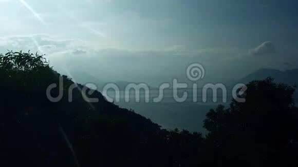 蓝天背景上的山脉和海洋景观剪影从上到海山的美丽景色视频的预览图