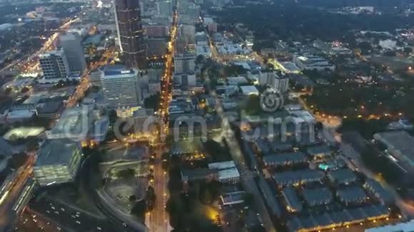 在亚特兰大市中心繁忙的城市街道上飞行令人惊叹的明亮的夜晚城市灯光视频的预览图