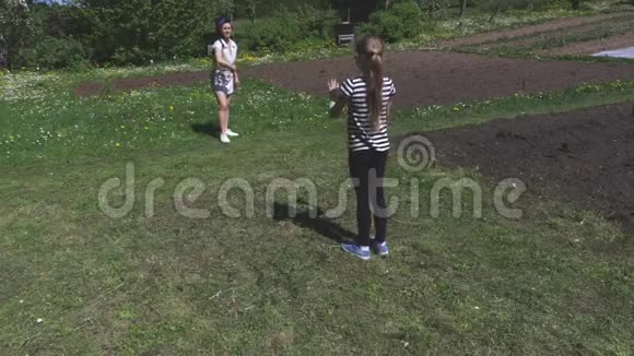 小女孩和女人玩飞碟视频的预览图