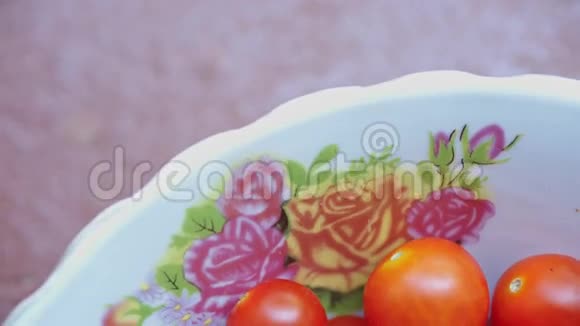 番茄在盘子里视频的预览图