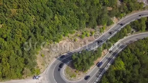 鸟瞰汽车在蛇形山路上的运动克罗地亚视频的预览图