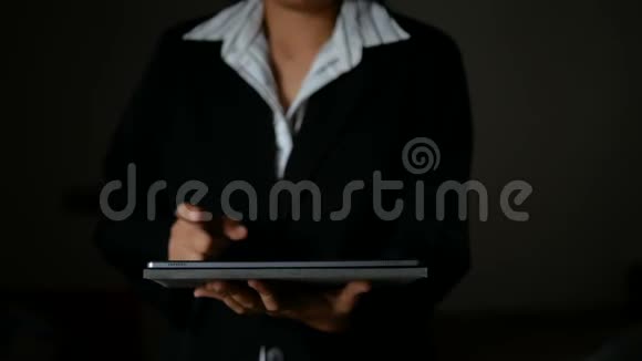 4商务女性用平板电脑制作黑麦4加工谷物的技术概念手势视频的预览图