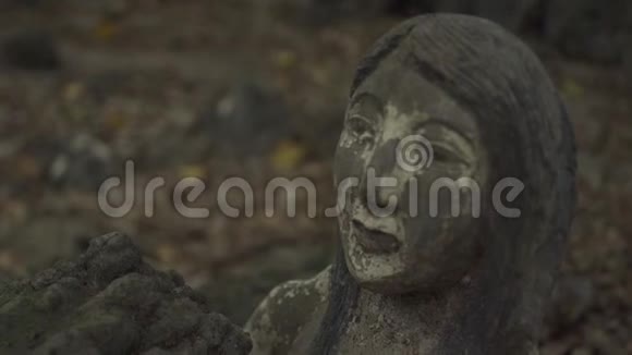 女性雕像埋在地下的腰部亚洲民族古老文化和习俗的女性雕塑和纪念碑视频的预览图