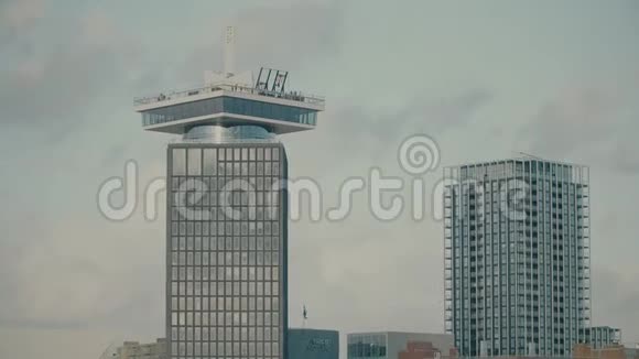 高层建筑顶部摆动的观察甲板荷兰阿姆斯特丹视频的预览图