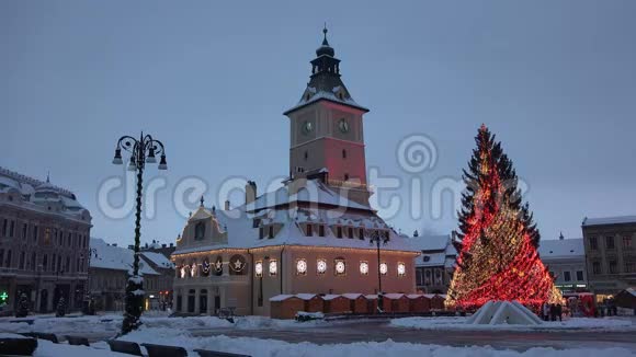夜晚在神奇的圣诞小镇上人们移动得很快开灯时间流逝布拉索夫特兰西瓦尼亚罗马尼亚视频的预览图