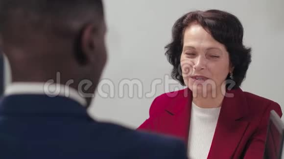 白种人老年妇女听取律师的建议视频的预览图