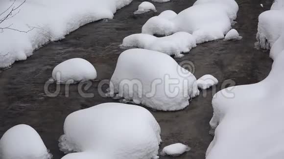 山河倾泻雪河白茫茫的冬景视频的预览图