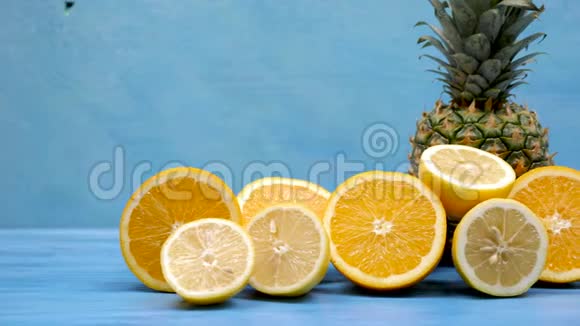 一个菠萝旁边的柠檬和橙子视频的预览图