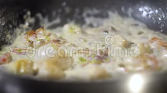 烤海鲜热沙拉奶油炖海鲜视频的预览图