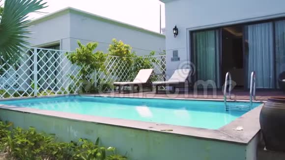 带游泳池的现代住宅从花园可以看到豪华别墅景观带游泳池的建筑豪华别墅视频的预览图
