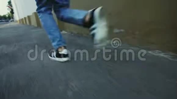 穿着运动鞋在路上奔跑的人的腿近距离男子穿着运动鞋跑步视频的预览图