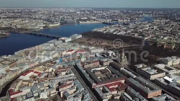 鸟瞰圣彼得堡市区涅瓦河桥梁等现代历史建筑圣视频的预览图