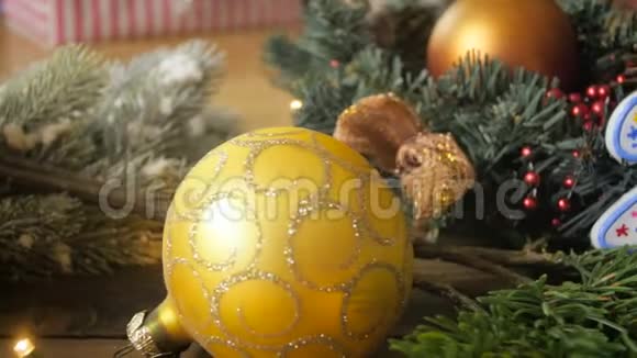 4k镜头与圣诞节和2018年新年装饰一起沿着桌子移动视频的预览图