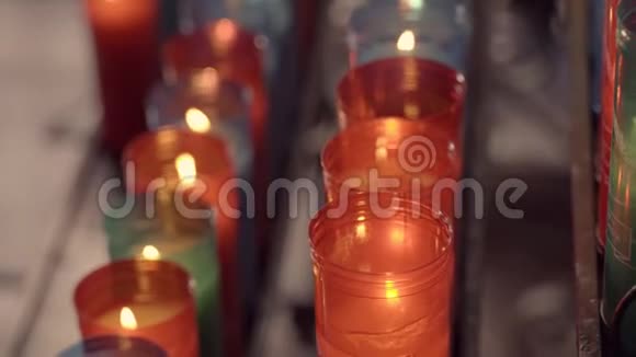 教堂里有许多燃烧的蜡烛视频的预览图