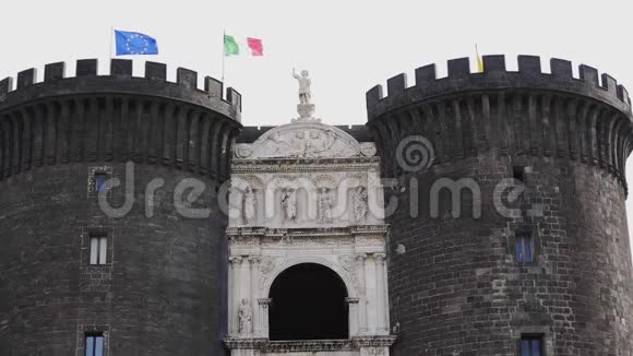 意大利那不勒斯卡斯特尔诺沃的正面与凯旋门和门楼视频的预览图
