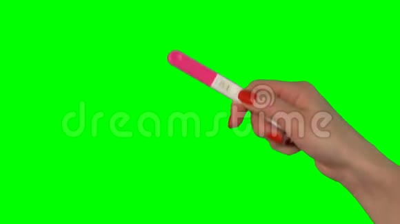 手握两条红色条纹的阳性妊娠试验视频的预览图