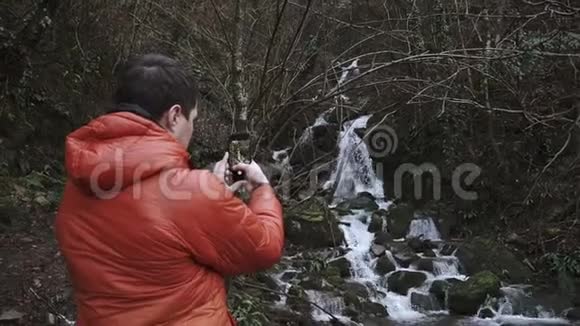 冒险家带着智能手机在森林里视频的预览图