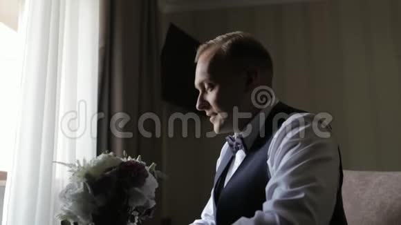 新郎拿着花束去找他的新娘婚礼日录像视频的预览图